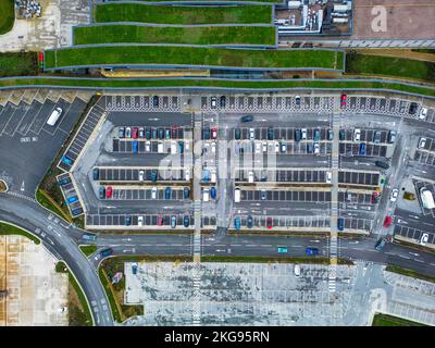 Blick aus der Vogelperspektive auf den Parkplatz in Skelton Lake Services an der M1 in Leeds, West Yorkshire Stockfoto