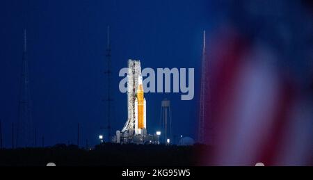 KENNEDY SPACE CE|NTRE, FLORIDA, USA - 16. November 2022 - die NNASA-Rakete Space Launch System (SLS) mit dem Orion-Raumschiff an Bord ist auf der Spitze der Mo zu sehen Stockfoto