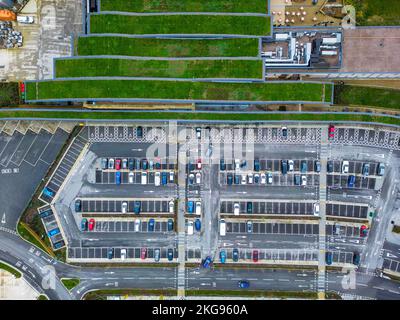 Blick aus der Vogelperspektive auf den Parkplatz in Skelton Lake Services an der M1 in Leeds, West Yorkshire Stockfoto