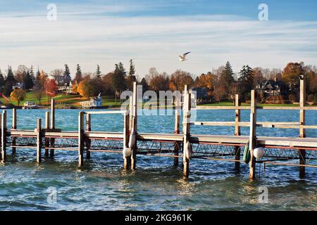 Skaneateles Pier am Skaneateles Lake in der Finger Lakes Region im Bundesstaat New York an einem kalten Herbstmorgen Stockfoto