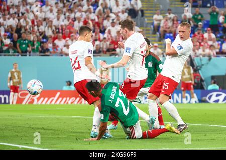 22.11.2022, Doha , Fußball, FIFA Weltmeisterschaft 2022, Mexiko gegen Polen das Bild: Jakub Kiwior (POL), Hirving Lozano (MEX), Kamil Glik (POL), Foto: Andrzej Iwanczuk Stockfoto