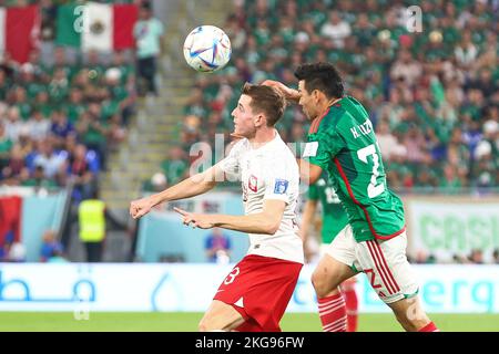 22.11.2022, Doha , Fußball, FIFA Fußball-Weltmeisterschaft 2022, Mexiko gegen Polen das Bild: Jakub Kaminski (POL) Hirving Lozano (MEX), Foto: Andrzej Iwanczuk Stockfoto