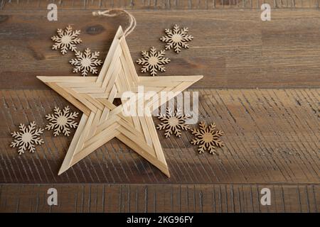 Silvester Naturdekorationen aus Holz liegen auf einem wunderschönen Holztisch, Platz für Text Stockfoto