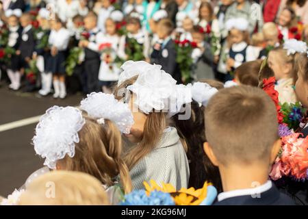 Kinder in der Schule. Schulferien. Wissenstag in Russland. Kinder gehen zur Schule. Stockfoto