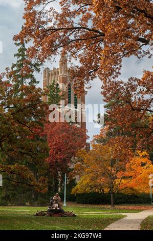 East Lansing MI - 18. Oktober 2022: Beaumont Tower während des Herbstes mit Rasenmäher Stockfoto