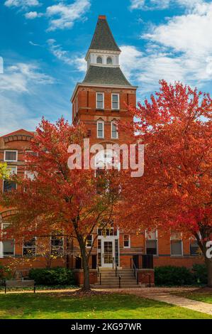 East Lansing MI - 18. Oktober 2022: Historische Linton Hall mit Herbstfarben Stockfoto