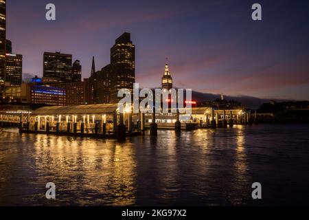 San Francisco, CA, USA - 04. November 2022 - The Ferry Building in der Abenddämmerung Stockfoto