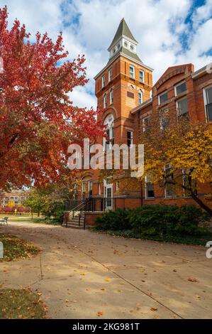 East Lansing MI - 18. Oktober 2022: Historische Linton Hall mit Herbstfarben Stockfoto