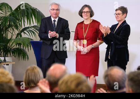 Berlin, Deutschland. 22.. November 2022. Julia von Blumenthal (M), Präsidentin der Humboldt-Universität zu Berlin (HU), empfängt die Amtskette während ihrer Amtseinführung an der Humboldt-Universität von Peter Frensch (l), amtierender Präsident der Humboldt-Universität von Januar bis September 2022, und Ulrike Gote (r, Bündnis 90/die Grünen), Berliner Senatorin für Gesundheit und Wissenschaft. Der neue Präsident hat bereits am 01.10.2022 sein Amt angetritt. Sie wird nun bei einer feierlichen Einweihung offiziell ins Amt aufgenommen. Quelle: Bernd von Jutrczenka/dpa/Alamy Live News Stockfoto