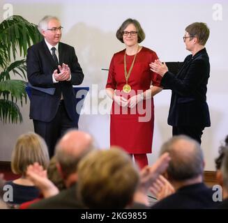 Berlin, Deutschland. 22.. November 2022. Julia von Blumenthal (M), Präsidentin der Humboldt-Universität zu Berlin (HU), empfängt die Amtskette während ihrer Amtseinführung an der Humboldt-Universität von Peter Frensch (l), amtierender Präsident der Humboldt-Universität von Januar bis September 2022, und Ulrike Gote (r, Bündnis 90/die Grünen), Berliner Senatorin für Gesundheit und Wissenschaft. Der neue Präsident hat bereits am 01.10.2022 sein Amt angetritt. Sie wird nun bei einer feierlichen Einweihung offiziell ins Amt aufgenommen. Quelle: Bernd von Jutrczenka/dpa/Alamy Live News Stockfoto