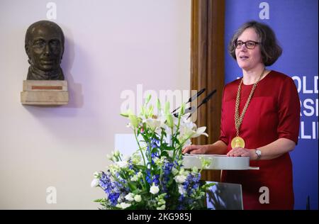 Berlin, Deutschland. 22.. November 2022. Julia von Blumenthal, Präsidentin der Humboldt-Universität zu Berlin (HU), spricht während ihrer Amtseinführung an der Humboldt-Universität. Der neue Präsident hat bereits am 01.10.2022 sein Amt angetritt. Sie wird nun während einer feierlichen Einweihung offiziell ins Amt aufgenommen. Quelle: Bernd von Jutrczenka/dpa/Alamy Live News Stockfoto