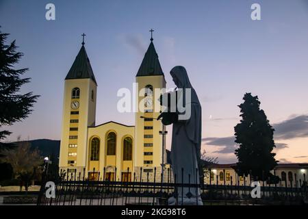 Kirche Unsere Frau von Medjugorje mit fröhlicher Statue, ein nicht genehmigtes Ziel katholischer Pilgerfahrt. Stockfoto