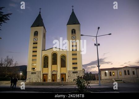 Kirche Unsere Frau von Medjugorje mit fröhlicher Statue, ein nicht genehmigtes Ziel katholischer Pilgerfahrt. Stockfoto