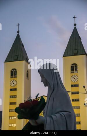 Kirche Unsere Frau von Medjugorje mit fröhlicher Statue, ein nicht genehmigtes Ziel katholischer Pilgerfahrt. Stockfoto