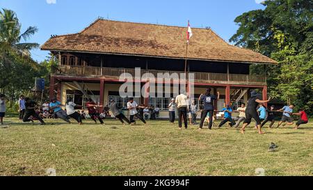 Zwei Teams, die beim Tauziehen auf Indonesisch an gegenüberliegenden Enden eines Seils ziehen Stockfoto