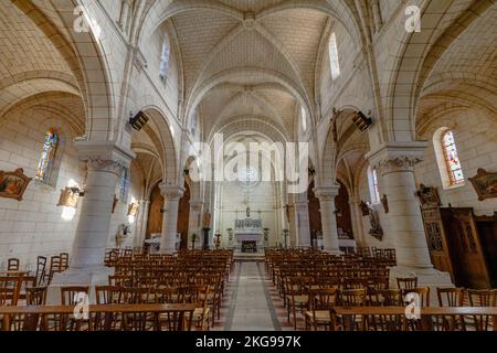 Plassac, Frankreich - 01. November 2022: Architektonische Details im Inneren der Kirche St. Pierre de Plassac im Stadtzentrum an einem Herbsttag Stockfoto