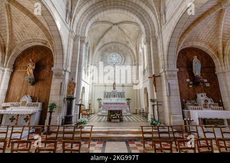 Plassac, Frankreich - 01. November 2022: Architektonische Details im Inneren der Kirche St. Pierre de Plassac im Stadtzentrum an einem Herbsttag Stockfoto