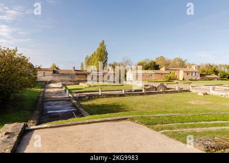 Plassac, Frankreich - 01. November 2022: Ruine der Gallo-Römischen Villa von Plassac und des Museums im Stadtzentrum an einem Herbsttag Stockfoto