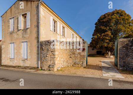 Plassac, Frankreich - 01. November 2022: Ruine der Gallo-Römischen Villa von Plassac und des Museums im Stadtzentrum an einem Herbsttag Stockfoto