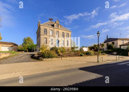 Plassac, Frankreich - 01. November 2022: Großes bürgerliches Haus, das an einem Herbsttag von der Vereinigung „Les Ateliers du Mascaret“ im Stadtzentrum genutzt wird Stockfoto