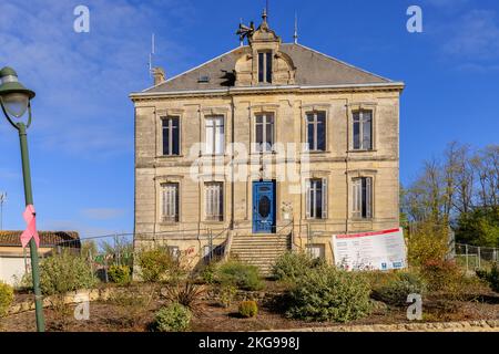 Plassac, Frankreich - 01. November 2022: Großes bürgerliches Haus, das an einem Herbsttag von der Vereinigung „Les Ateliers du Mascaret“ im Stadtzentrum genutzt wird Stockfoto