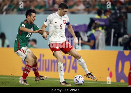 DOHA – Katar, 22/11/2022, (LR) Hirving Lozano von Mexiko, Robert Lewandowski von Polen während des FIFA-Weltmeisterschaftsspiels Katar 2022 Gruppe C zwischen Mexiko und Polen im 974 Stadium am 22. November 2022 in Doha, Katar. AP | niederländische Höhe | MAURICE AUS STEIN Stockfoto