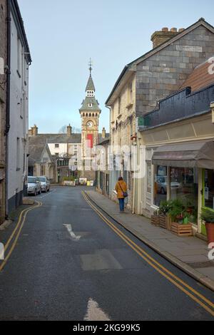 Lion Street in Hay on Wye, Powys, Wales, mit dem Uhrenturm der Broad Street am Ende Stockfoto