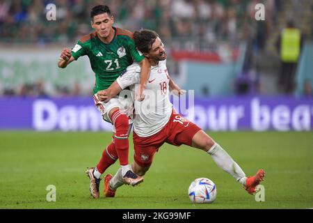 DOHA, KATAR - 22. NOVEMBER: Uriel Antuna aus Mexiko kämpft während des Spiels der Gruppe C - FIFA World Cup Qatar 2022 zwischen Mexiko und Polen im Stadion 974 am 22. November 2022 in Doha, Katar um den Ball (Foto: Pablo Morano/BSR Agency) Stockfoto