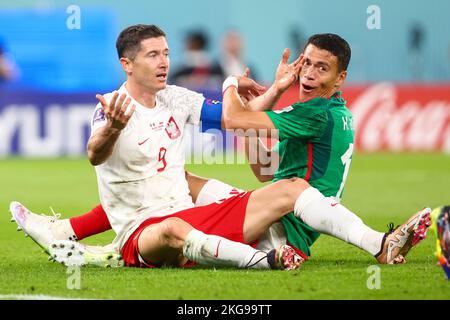 Doha, Katar. 22.. November 2022. Robert Lewandowski (POL), Hector Moreno (MEX) während des WM-Spiels zwischen Mexiko und Polen in Doha, Katar, am 22. November 2022. Quelle: SIPA USA/Alamy Live News Stockfoto