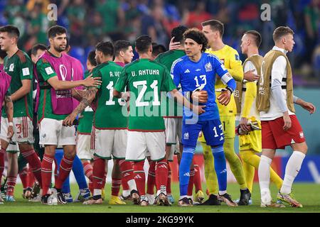 DOHA, KATAR - 22. NOVEMBER: Uriel Antuna aus Mexiko und Guillermo Ochoa aus Mexiko während des Spiels der Gruppe C - FIFA World Cup Qatar 2022 zwischen Mexiko und Polen im Stadion 974 am 22. November 2022 in Doha, Katar (Foto: Pablo Morano/BSR Agency) Stockfoto