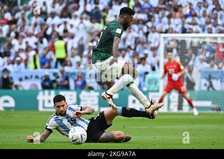 Doha, Katar, 22/11/2022, Nicolas Otamendi aus Argentinien und Firas Al-Buraikan aus Saudi-Arabien während des Spiels Argentinien gegen Saudi-Arabien bei der FIFA-Weltmeisterschaft Katar 2022 im Lusail-Stadion in Doha, Katar am 22. November 2022. Foto: Laurent Zabulon/ABACAPRESS.COM Stockfoto