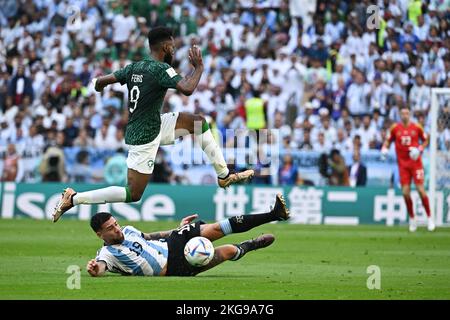 Doha, Katar, 22/11/2022, Nicolas Otamendi aus Argentinien und Firas Al-Buraikan aus Saudi-Arabien während des Spiels Argentinien gegen Saudi-Arabien bei der FIFA-Weltmeisterschaft Katar 2022 im Lusail-Stadion in Doha, Katar am 22. November 2022. Foto: Laurent Zabulon/ABACAPRESS.COM Stockfoto