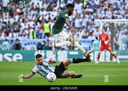 Doha, Katar, 22/11/2022, Nicolas Otamendi aus Argentinien und Firas Al-Buraikan aus Saudi-Arabien während des Spiels Argentinien gegen Saudi-Arabien bei der FIFA-Weltmeisterschaft Katar 2022 im Lusail-Stadion in Doha, Katar am 22. November 2022. Foto: Laurent Zabulon/ABACAPRESS.COM Stockfoto