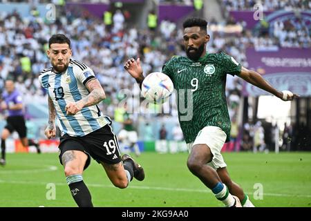 Doha, Katar, 22/11/2022, Nicolas Otamendi aus Argentinien und Firas Al-Buraikan aus Saudi-Arabien während des Spiels Argentinien gegen Saudi-Arabien bei der FIFA-Weltmeisterschaft Katar 2022 im Lusail-Stadion in Doha, Katar am 22. November 2022. Foto: Laurent Zabulon/ABACAPRESS.COM Stockfoto