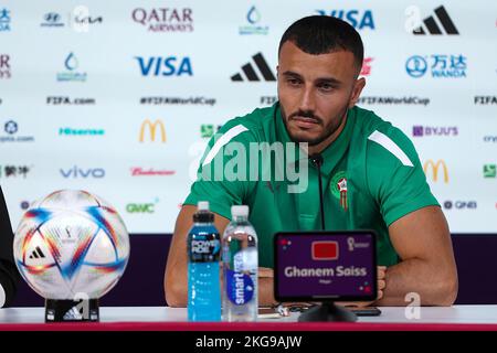 DOHO, Katar, 22/11/2022, Ghanem Saiss spricht auf der Pressekonferenz der marokkanischen Fußballmannschaft am Tag vor dem Spiel gegen Kroatien im Rahmen der FIFA-Weltmeisterschaft am 22. November 2022 in Doha, Katar. Foto: Goran Stanzl/PIXSELL Stockfoto