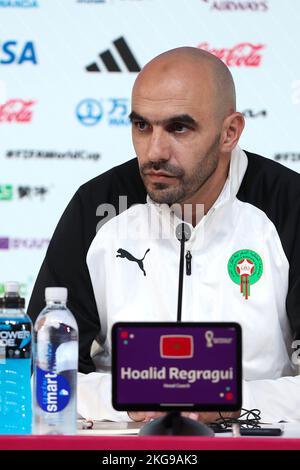 DOHO, Katar, 22/11/2022, Cheftrainer Walid Regragu spricht während der Pressekonferenz der marokkanischen Fußballmannschaft am Tag vor dem Spiel gegen Kroatien im Rahmen der FIFA-Weltmeisterschaft am 22. November 2022 in Doha, Katar. Foto: Goran Stanzl/PIXSELL Stockfoto