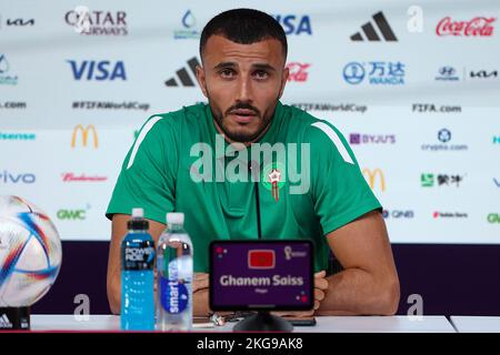 DOHO, Katar, 22/11/2022, Ghanem Saiss spricht auf der Pressekonferenz der marokkanischen Fußballmannschaft am Tag vor dem Spiel gegen Kroatien im Rahmen der FIFA-Weltmeisterschaft am 22. November 2022 in Doha, Katar. Foto: Goran Stanzl/PIXSELL Stockfoto