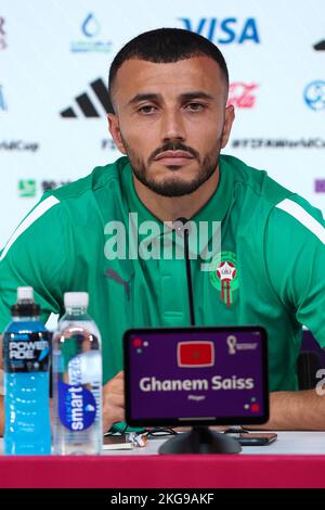 DOHO, Katar, 22/11/2022, Ghanem Saiss spricht auf der Pressekonferenz der marokkanischen Fußballmannschaft am Tag vor dem Spiel gegen Kroatien im Rahmen der FIFA-Weltmeisterschaft am 22. November 2022 in Doha, Katar. Foto: Goran Stanzl/PIXSELL Stockfoto