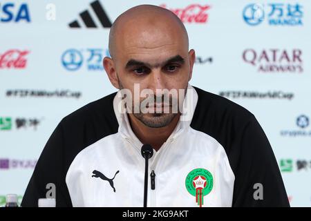 DOHO, Katar, 22/11/2022, Cheftrainer Walid Regragu spricht während der Pressekonferenz der marokkanischen Fußballmannschaft am Tag vor dem Spiel gegen Kroatien im Rahmen der FIFA-Weltmeisterschaft am 22. November 2022 in Doha, Katar. Foto: Goran Stanzl/PIXSELL Stockfoto