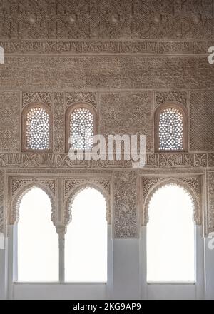 Arabische Türdetails in der wunderschönen Alhambra, Granada, Spanien Stockfoto