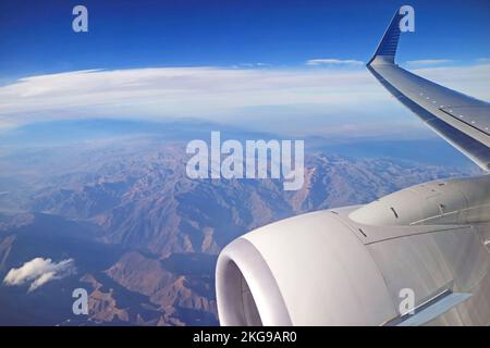 Luftaufnahme der Anden vom Flugzeugfenster während des Fluges von Santiago de Chile in die nördliche Region, Chile, Südamerika Stockfoto