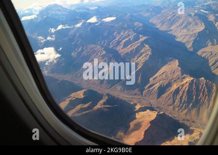 Unglaublicher Luftblick auf die Anden Bergketten vom Flugzeugfenster während des Fluges in den Norden Chiles, Südamerika Stockfoto