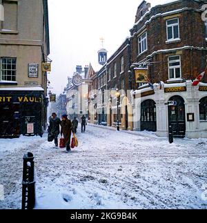 Rochester High Street nach Schnee. Stockfoto