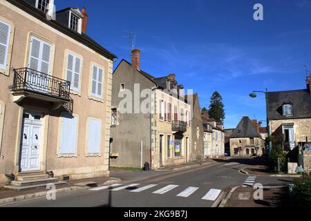 Blick auf eine traditionelle französische Straße in der ländlichen Stadt Donzy in der Region Nièvre im ländlichen Frankreich. Stockfoto
