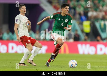 Doha, Katar. 22.. November 2022. 22.11.2022, Doha, pilka nozna, Mistrzostwa Swiata, Meksyk - Polska, N. z. Robert Lewandowski (POL), Edson Alvarez (MEX), fot. Tomasz Jastrzebowski/Foto Olimpik/Sipa USA -- 22.11.2022, Doha, Fußball, FIFA WM 2022, Mexiko - Polen, im Bild: Robert Lewandowski (POL), Edson Alvarez (MEX), fot. Tomasz Jastrzebowski/Foto Olimpik/Sipa USA Credit: SIPA USA/Alamy Live News Stockfoto