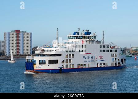 Die Wightlink Fähre verlässt den Hafen von Portsmouth in England und bringt Passagiere und Fahrzeuge zur Isle of Wight. Stockfoto