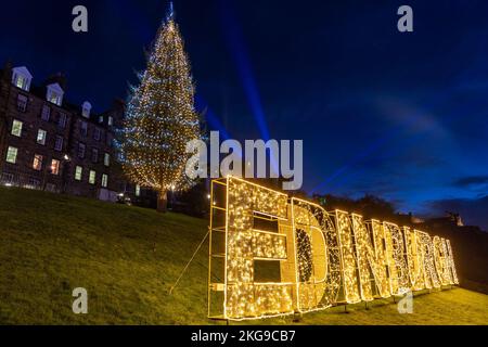 Edinburgh, Großbritannien. 22. November 2022 im Bild: Zur Eröffnung des Edinburgher Weihnachtsmarktes am 25. November leuchten der Weihnachtsbaum und das neue beleuchtete Schild den Hügel auf. Kredit: Rich Dyson/Alamy Live Nachrichten Stockfoto