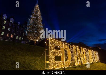 Edinburgh, Großbritannien. 22. November 2022 im Bild: Zur Eröffnung des Edinburgher Weihnachtsmarktes am 25. November leuchten der Weihnachtsbaum und das neue beleuchtete Schild den Hügel auf. Kredit: Rich Dyson/Alamy Live Nachrichten Stockfoto