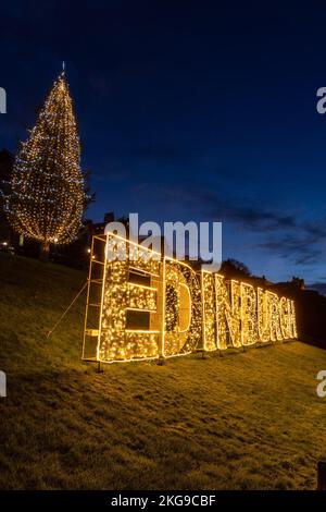 Edinburgh, Großbritannien. 22. November 2022 im Bild: Zur Eröffnung des Edinburgher Weihnachtsmarktes am 25. November leuchten der Weihnachtsbaum und das neue beleuchtete Schild den Hügel auf. Kredit: Rich Dyson/Alamy Live Nachrichten Stockfoto