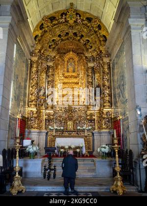 Beten vor dem Hochaltar der Igreja do Bom Jesus da Cruz, Barcelos Stockfoto